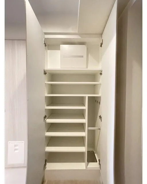 Comforia Liv Minamisunamachi East - Interior - ["Wood", "Flooring", "Shelving"]