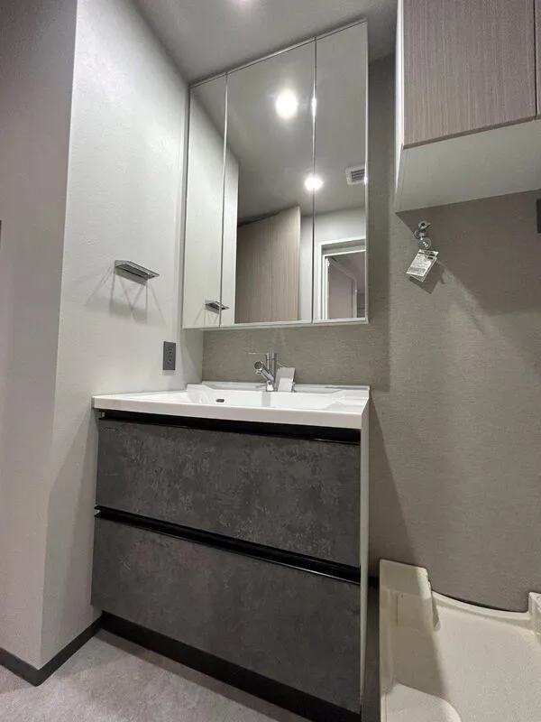 TRACK Shibuya Honmachi - Interior - ["Bathroom cabinet", "Flooring", "Bathroom Sink"]