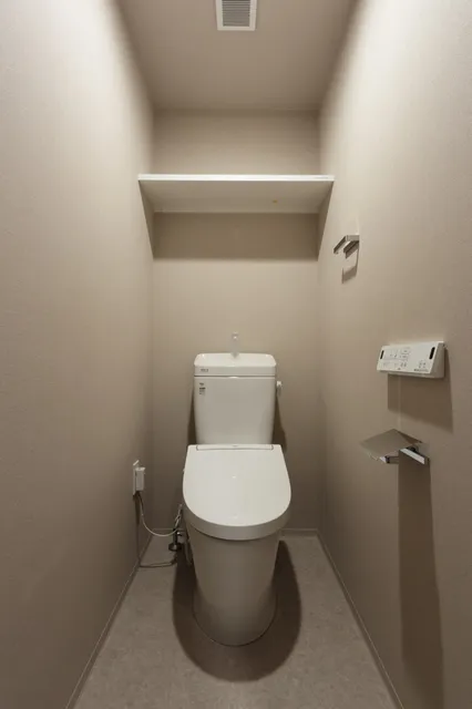 El Sereno Yokohama - Interior - ["Toilet seat", "Toilet", "Flooring"]