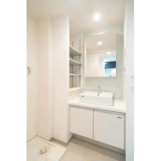 Clearwater Shiba - Interior - ["Tap", "Sink", "Mirror"]