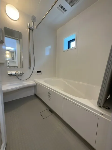 Kolet Nakano Fujimicho - Interior - ["Plumbing fixture", "Bathtub", "Mirror"]