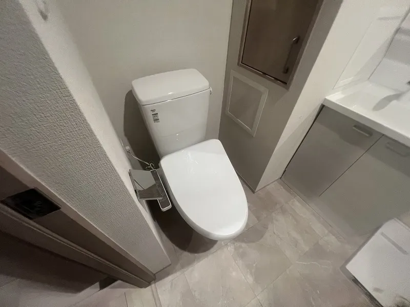 Aglaia Kanamecho - Interior - ["Toilet seat", "Toilet", "Flooring"]
