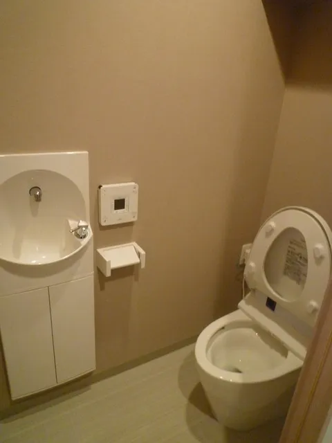 Hulic Court Snow Valley - Interior - ["Toilet seat", "Toilet", "Plumbing fixture"]