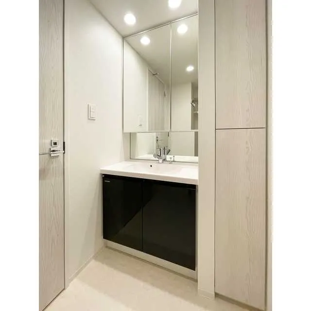 Gran Casa Minamisenju - Interior - ["Mirror", "Tap", "Plumbing fixture"]