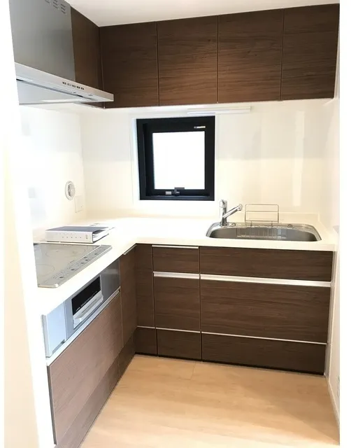Abitation - Interior - ["Wood", "Plumbing fixture", "Cabinetry"]