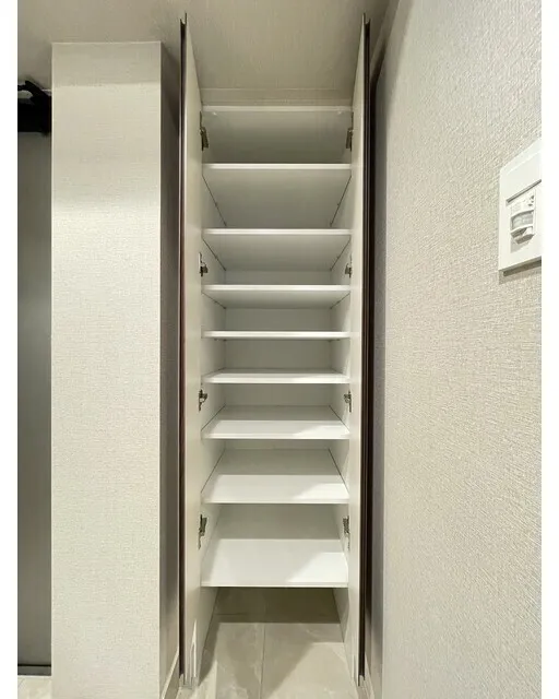 Comforia Liv Kayabacho - Interior - ["Wood", "Grey", "Shelving"]