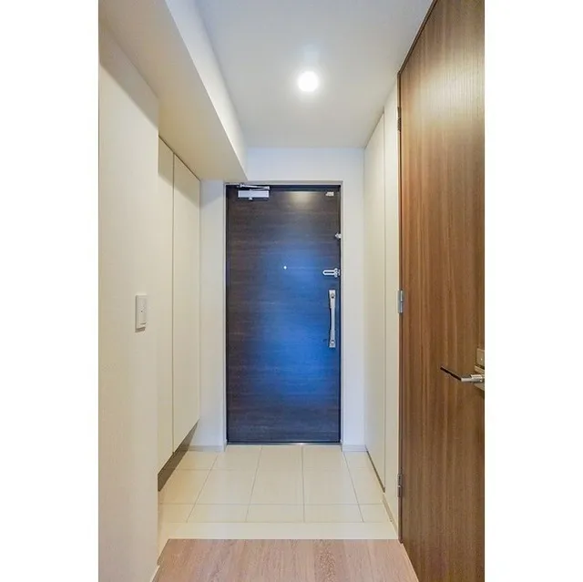 Due Kameido - Interior - ["Door", "Fixture", "Building"]