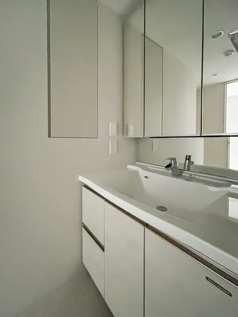 Royal Parks Shinagawa - Interior - ["Mirror", "Cabinetry", "Bathroom cabinet"]
