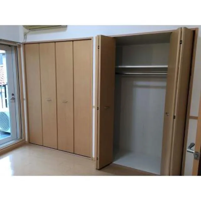 Belle Maison (3 Floor Maisonette) - Interior - Closet