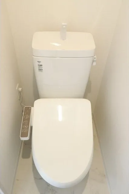 Comforia Fudomae - Interior - ["Toilet", "Toilet seat", "Plumbing fixture"]