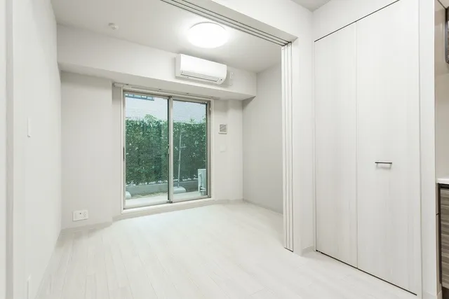 Plage Liu Oshiage - Interior - ["Building", "Window", "Fixture"]