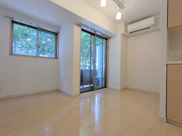 Garden Yoyogi Hachiman - Interior - ["Flooring", "Floor", "Ceiling"]