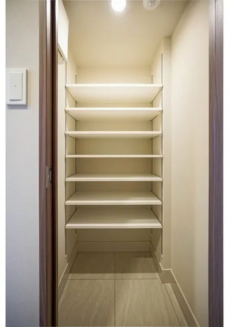 Due Fuchu I - Interior - ["Wood", "Flooring", "Shelving"]