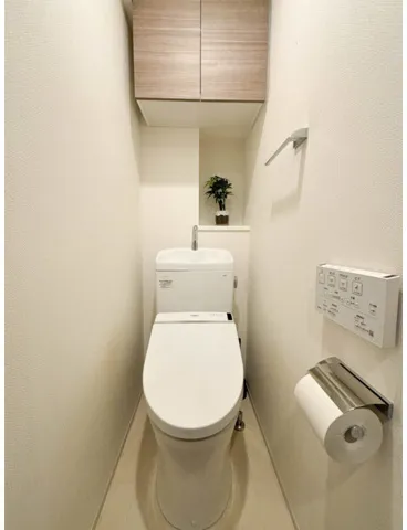 Dearly Alicious Ichigaya Yakuoji Temple - Interior - ["Toilet seat", "Toilet", "Plumbing fixture"]