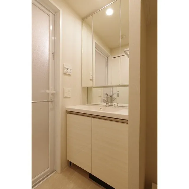 Comforia Morishita South - Interior - ["Cabinetry", "Building", "Mirror"]