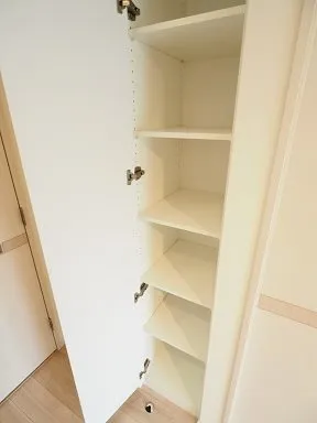 Residia Meguro Ⅳ - Interior - ["Shelf", "Shelving", "Wood"]
