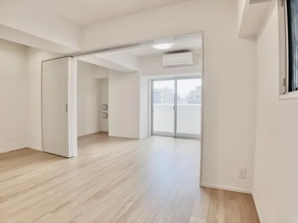 PREMIUM CUBE Ueno - Interior - ["Building", "Window", "Fixture"]