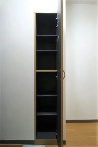 Cele Itabashi Honcho - Interior - ["Wood", "Door", "Shelving"]