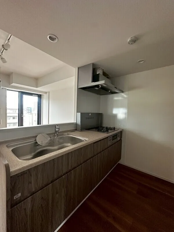 Lumique Omori - Interior - ["Countertop", "Flooring", "Floor"]