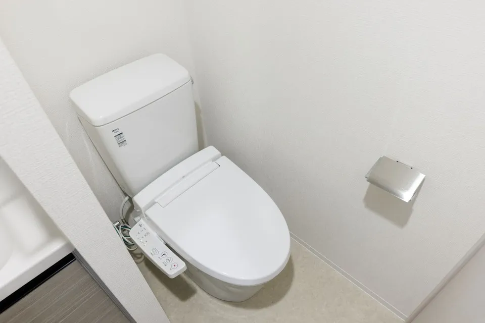 Hmlet Koenji II - Interior - ["Toilet seat", "Toilet", "Plumbing fixture"]