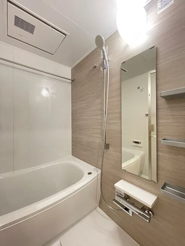 Residia Tsukishima II - Interior - ["Bathtub", "Plumbing fixture", "Shower head"]