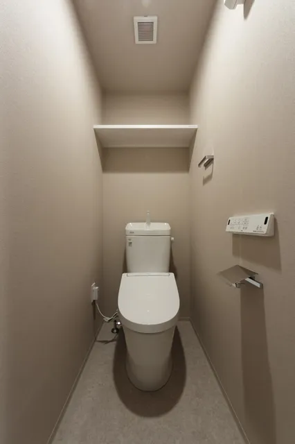 El Sereno Yokohama - Interior - ["Toilet seat", "Toilet", "Flooring"]