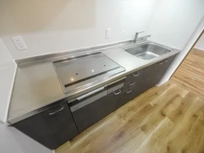 River City 21 East Towers II - Interior - ["Kitchen appliance", "Cabinetry", "Wood"]