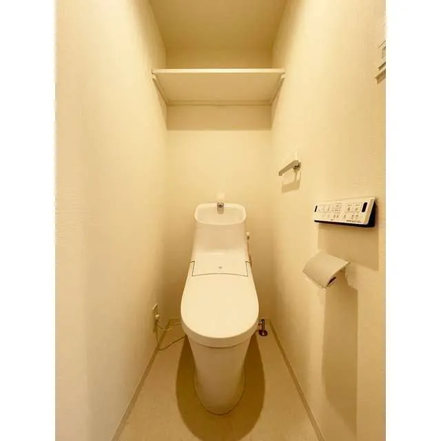 Grand Flat Sakurashinmachi - Interior - ["Toilet", "Toilet seat", "Plumbing fixture"]
