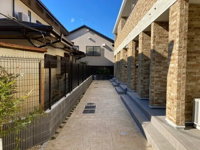 Me - Exterior - ["Sky", "Plant", "Building"]