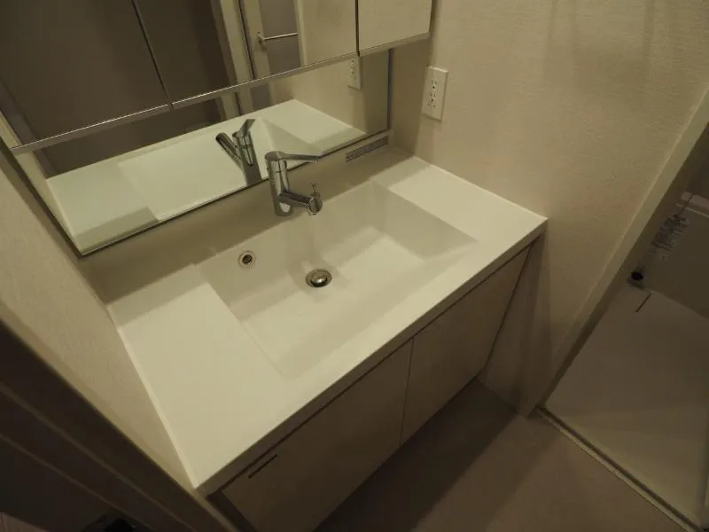 One Roof Residence Ueno Okachimachi - Interior - ["Mirror", "Tap", "Plumbing fixture"]