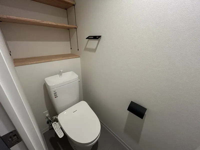 Abrest Nishinippori - Interior - ["Toilet seat", "Toilet", "Flooring"]
