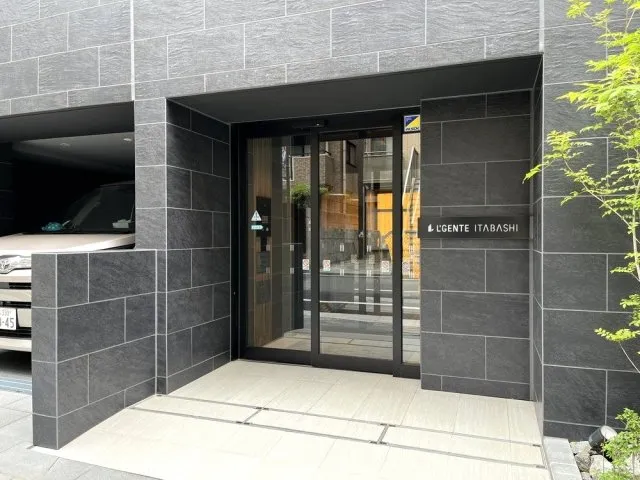 Lugente Itabashi - Exterior - ["Composite material", "Door", "Concrete"]