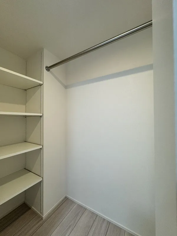 LUMIEC un Iriya - Interior - ["Flooring", "Floor", "Ceiling"]