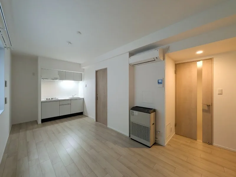HJ Crown I - Interior - ["Flooring", "Floor", "Interior design"]