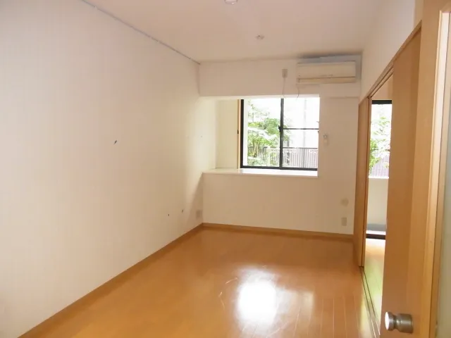 Platanus Meguro - Interior - ["Window", "Building", "Fixture"]