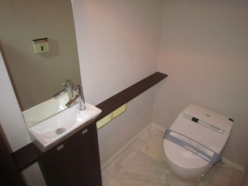 First Real Tower Shinjuku - Interior - ["Plumbing fixture", "Flooring", "Bathroom"]