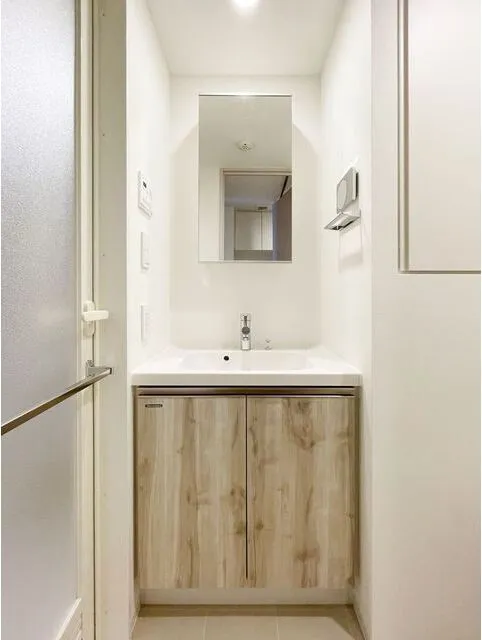 Belle Face Sangenjaya - Interior - ["Mirror", "Tap", "Bathroom cabinet"]