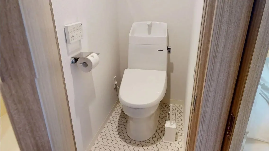Hmlet Nishikoyama - Interior - ["Toilet seat", "Toilet", "Bathroom"]