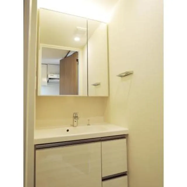 Park Axis Kiba - Interior - ["Mirror", "Tap", "Sink"]
