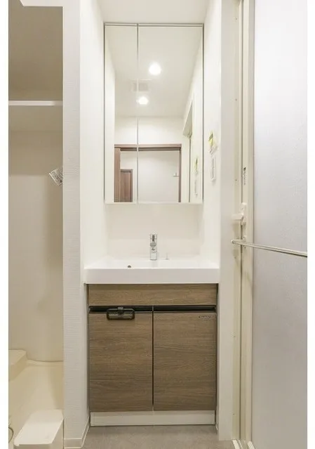 Comforia Live Kiba - Interior - ["Mirror", "Cabinetry", "Bathroom cabinet"]