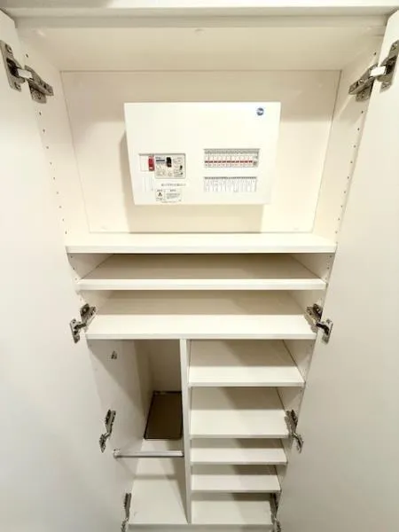 Geoent Komagome - Interior - ["Household hardware", "Shelving", "Cabinetry"]