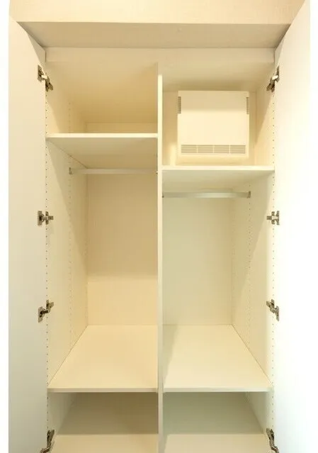 La Tierra Otorii - Interior - ["Cupboard", "Cabinetry", "Closet"]