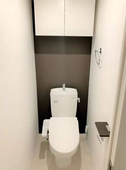 Serenite Fran Umeda - Interior - ["Toilet seat", "Toilet", "Plumbing fixture"]