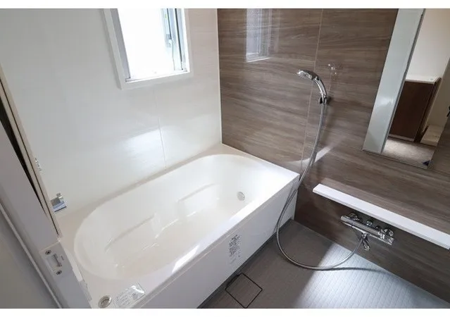 GT Square - Interior - ["Plumbing fixture", "Bathroom", "Bathtub"]