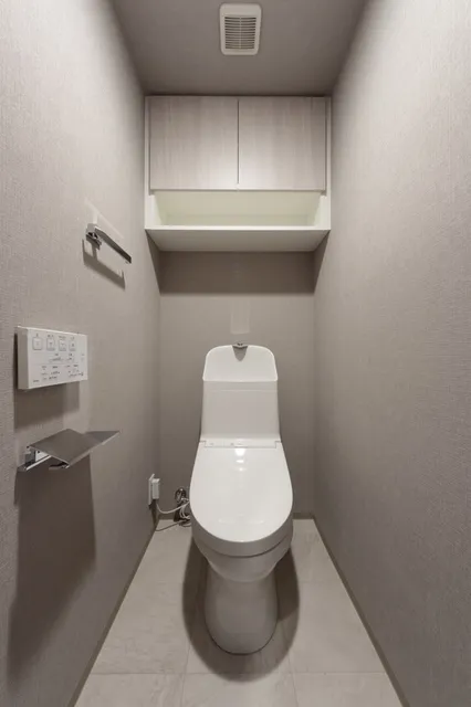 Terra Silk Forest - Interior - ["Toilet seat", "Toilet", "Flooring"]