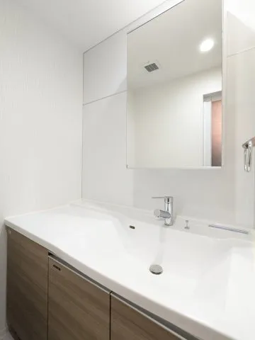 Tasukiri Shes Oshiage - Interior - ["Bathroom Sink", "Flooring", "Interior design"]