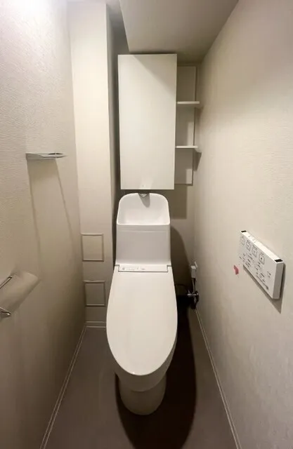 Brookside Residence Kiba - Interior - ["Toilet seat", "Toilet", "Plumbing fixture"]
