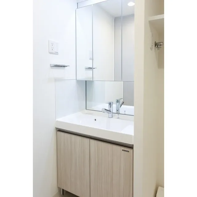 Comforia Live Nishikasai - Interior - ["Tap", "Bathroom cabinet", "Sink"]