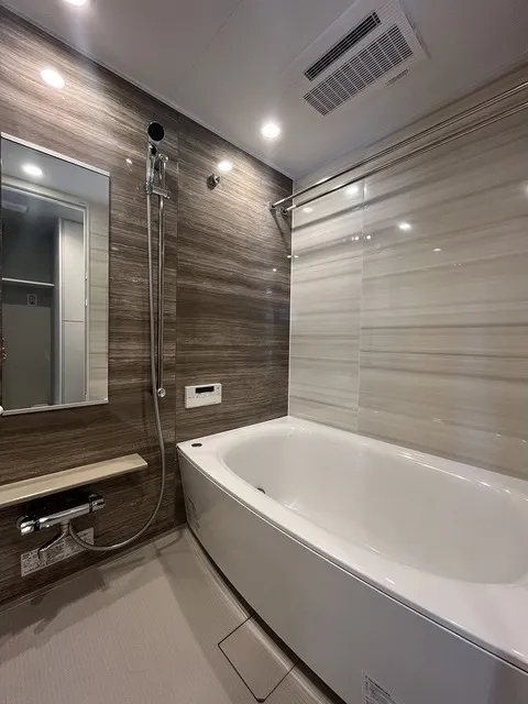 AIFLAT Wakamatsu Kawada - Interior - ["Bathtub", "Plumbing fixture", "Mirror"]