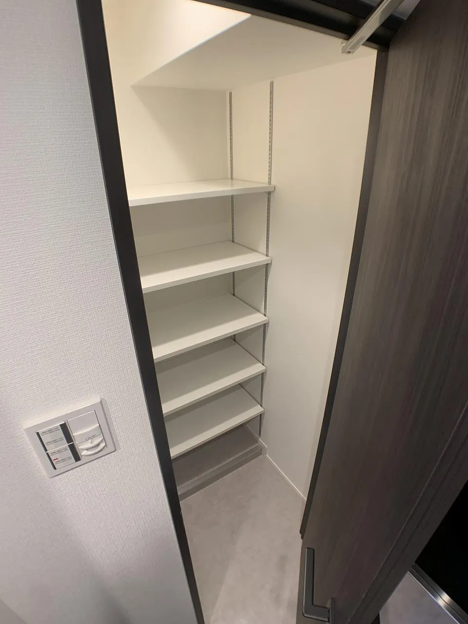 Gran Casa Ryogoku Verde - Interior - ["Fixture", "Shelving", "Wood"]